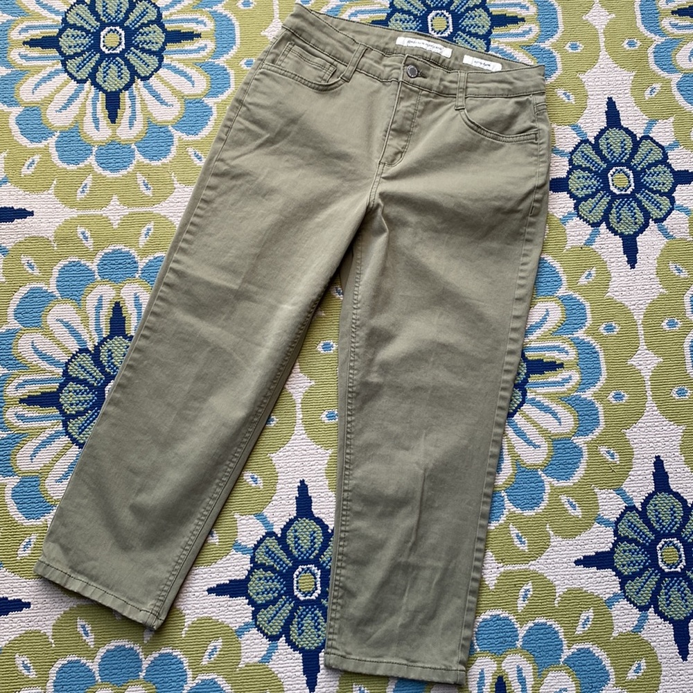 Jones New York Jeans Sutton Capri pants. Olive green size 8.